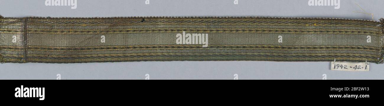 Rognage. Les ogives jaunes or, or clair et noir forment le motif de rayures verticales, les ogives centrales avec chevrons en noir et les ogives extérieures avec rayures diagonales, également en noir. Le trame, dissimulée, se compose de six fils de lin. Banque D'Images