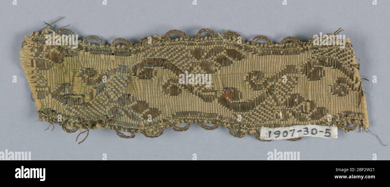 Rognage. Bordure (galloon) avec un dessin de tiges et de feuilles angulaires; bords festonnés et ornés de boucles; ameublement de garniture Banque D'Images