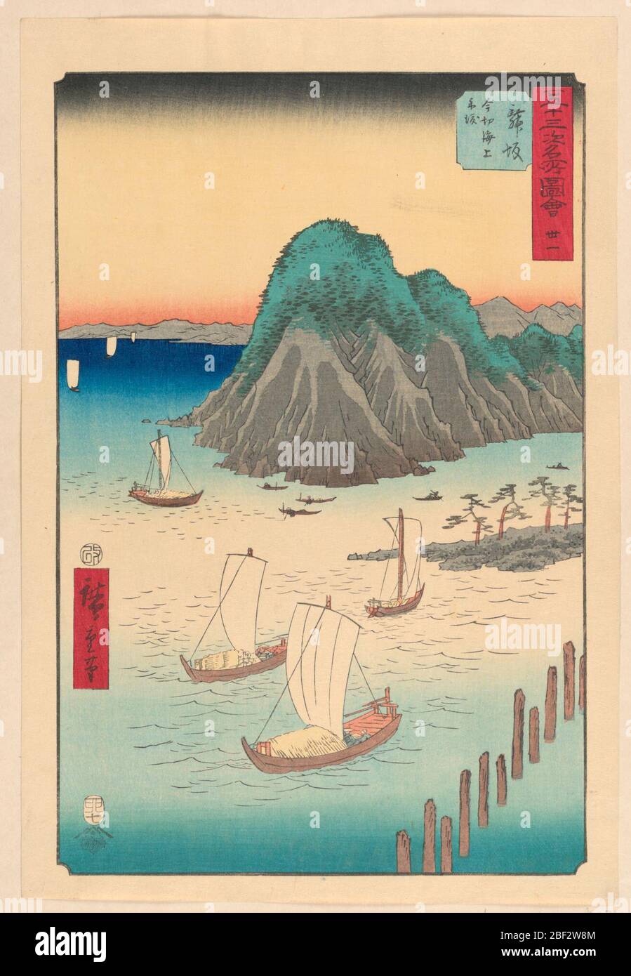 Maisaka de la série 53 stations de Tokaido. Cette scène, dans une vue panoramique d'oiseau, représente le paysage marin rempli de navires. Sept grands navires avec voiles blanches et des vagues noires nettes représentent le jour venteux. Trois petits bateaux sont vus à la base de la haute montagne jutting le au milieu de l'imprimé. Banque D'Images