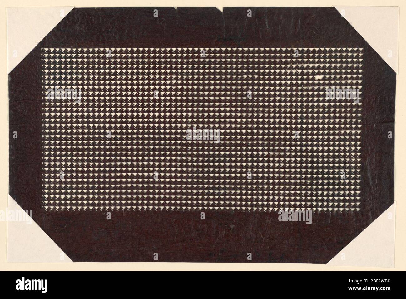 Modèle d'échelle. Le modèle d'échelle (uroko) a été utilisé comme talisman pour éviter la malchance car il est à l'origine associé à des serpents et des papillons qui jettent sa peau ou chrysalides. Bien que ce schéma soit lié à la régénération, il s'agit également simplement d'un triangle. Banque D'Images