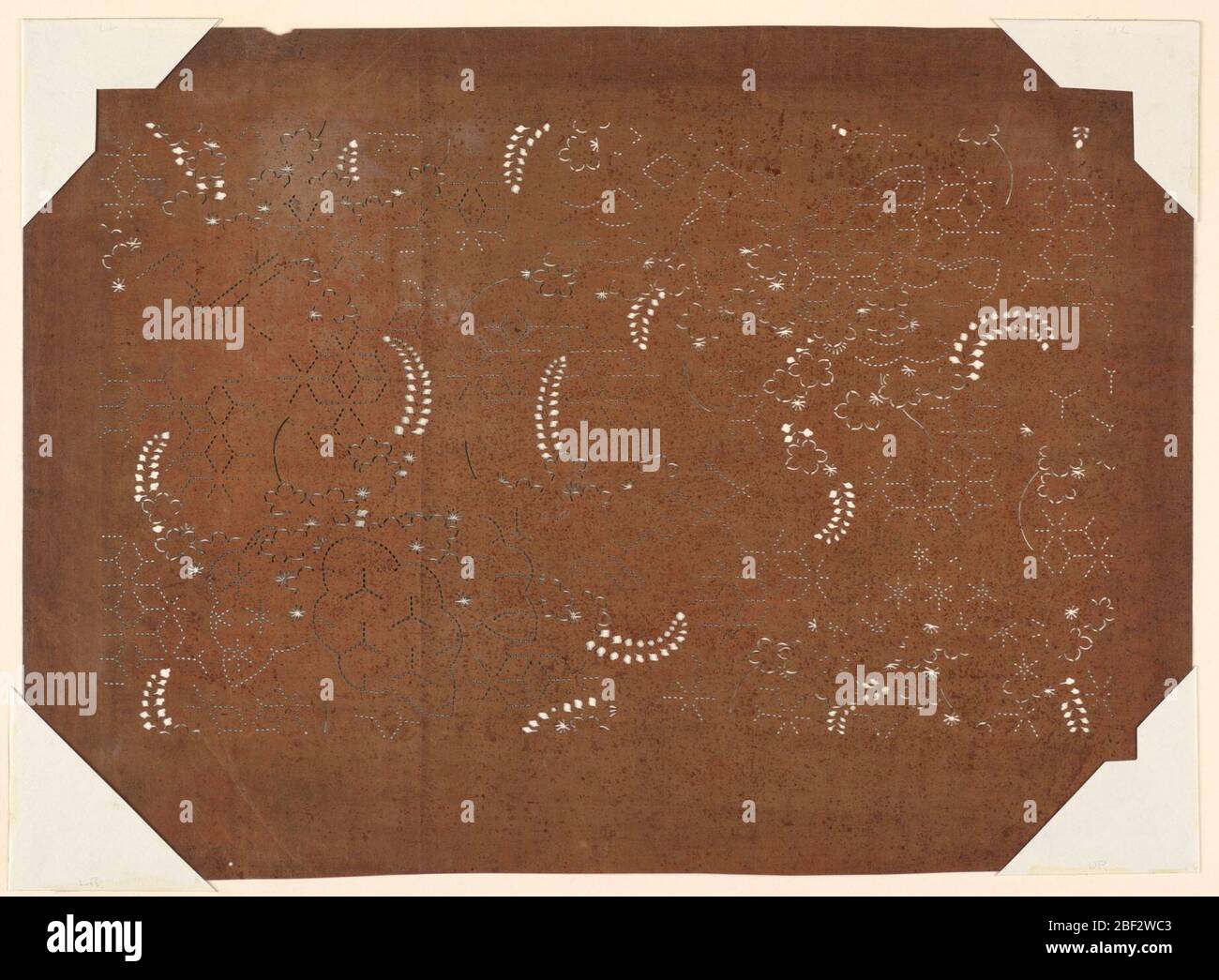 Motifs Sashiko. Sashiko est une forme de broderie folklorique traditionnelle utilisant le point de course pour créer des motifs au sens symbolique. Les différents modèles traditionnels tels que les couronnes de wisteria et les fleurs fleuries sont également répartis uniformément dans tout le design. Banque D'Images