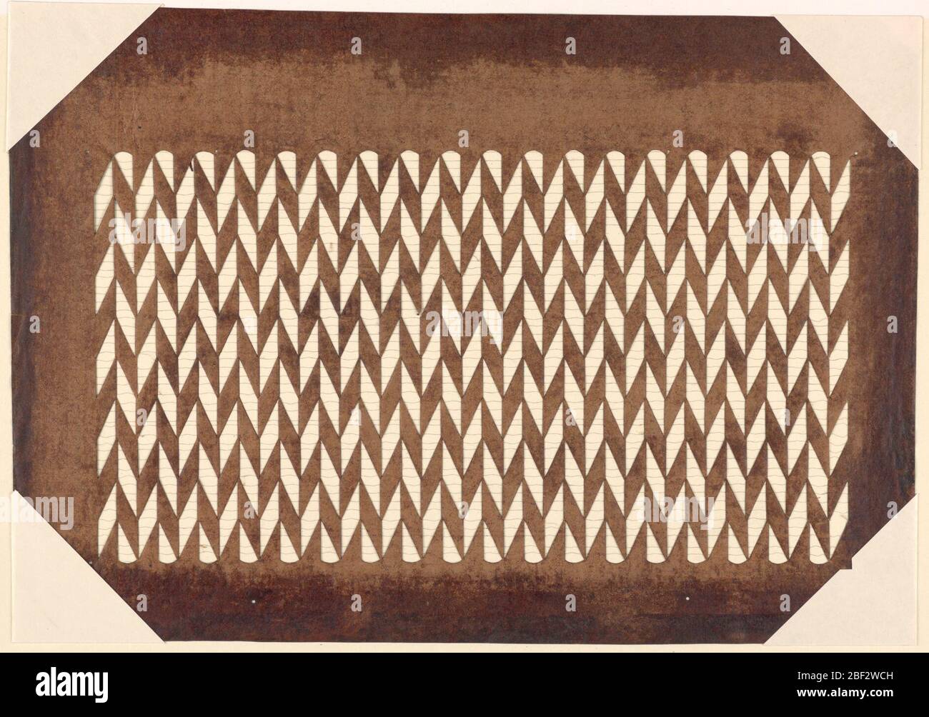 Motif tressé. Ce motif tresse est créé en alternant les formes de rhombus positives et négatives. Des fils de soie ont été ajoutés pour soutenir la structure du pochoir. Banque D'Images