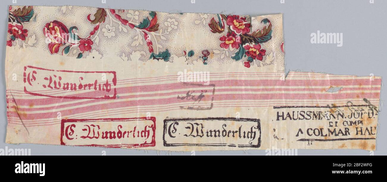 Fragment. Fait partie d'un motif floral polychrome sur un sol blanc et des marques d'usine. Des bandes de trame rouge ont été tissées dans le tissu. Banque D'Images