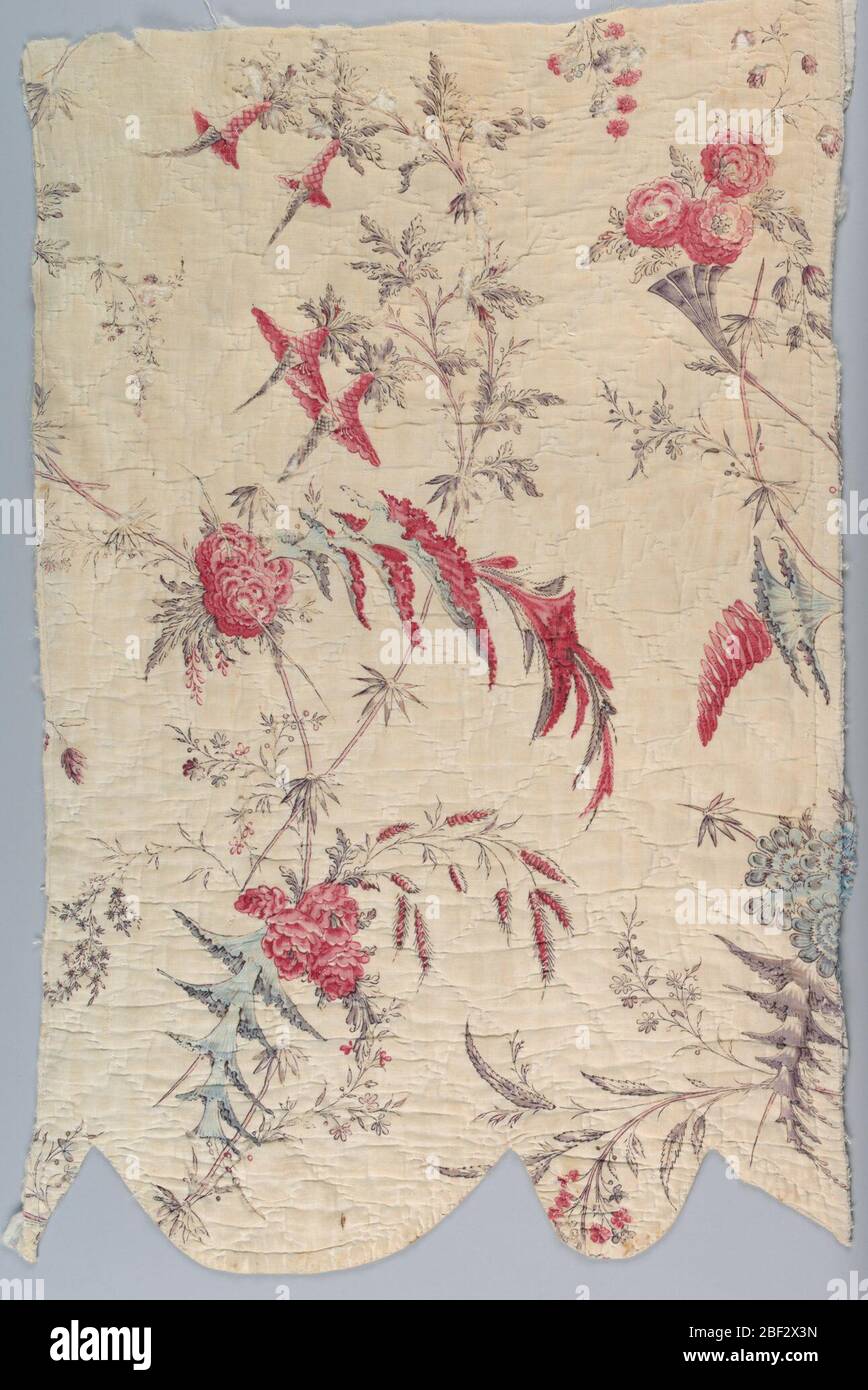 Textile. Fragment de valance en coton blanc avec imprimé de vaporisateurs de fleurs fantastiques, de feuilles dentelées et de fleurs montrant l'influence du Pillement. Les couleurs sont le rouge, le bleu et le violet clair. Matelassé à l'aide de diagonales qui s'entrecroisent pour créer des formes de losanges. Banque D'Images