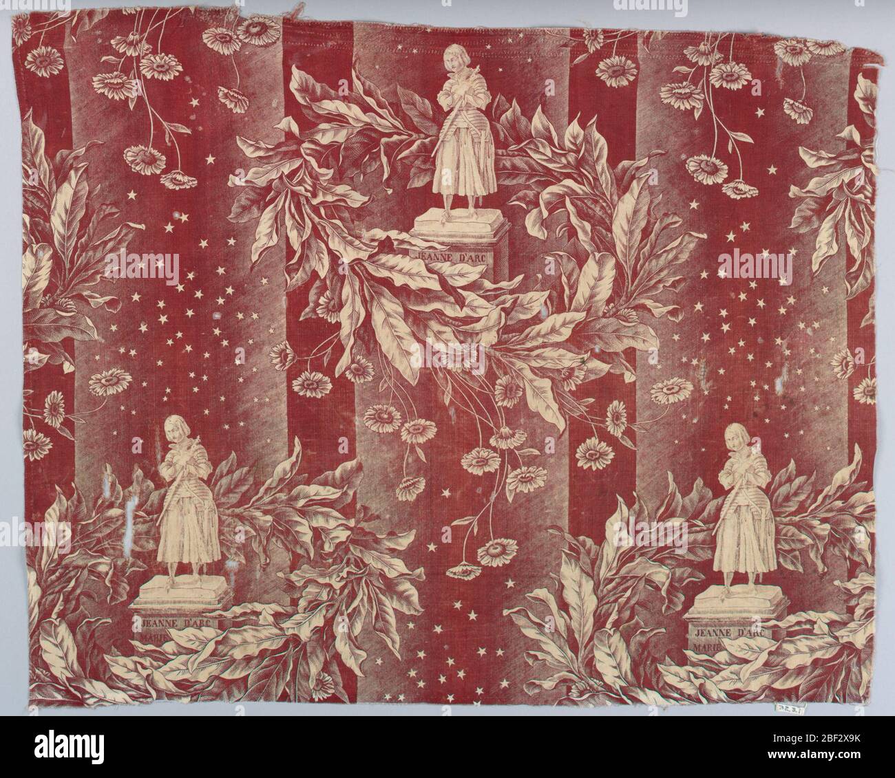 Textile. Imprimé sur plaque de cuivre. Le design montre la statue de Jeanne d'Arc dans la couronne des astres et des feuilles de laurier sur fond de rayures rouges avec des étoiles. Coton imprimé en rouge foncé. Banque D'Images