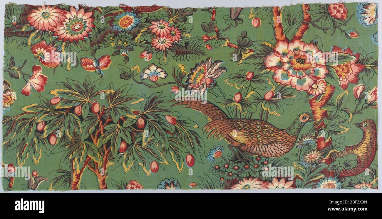 Textile. Une demi-goutte de répétition d'un arbre de fruits qui pousse dans un chien fleuri avec deux faisans. Multicolore sur fond vert. Banque D'Images