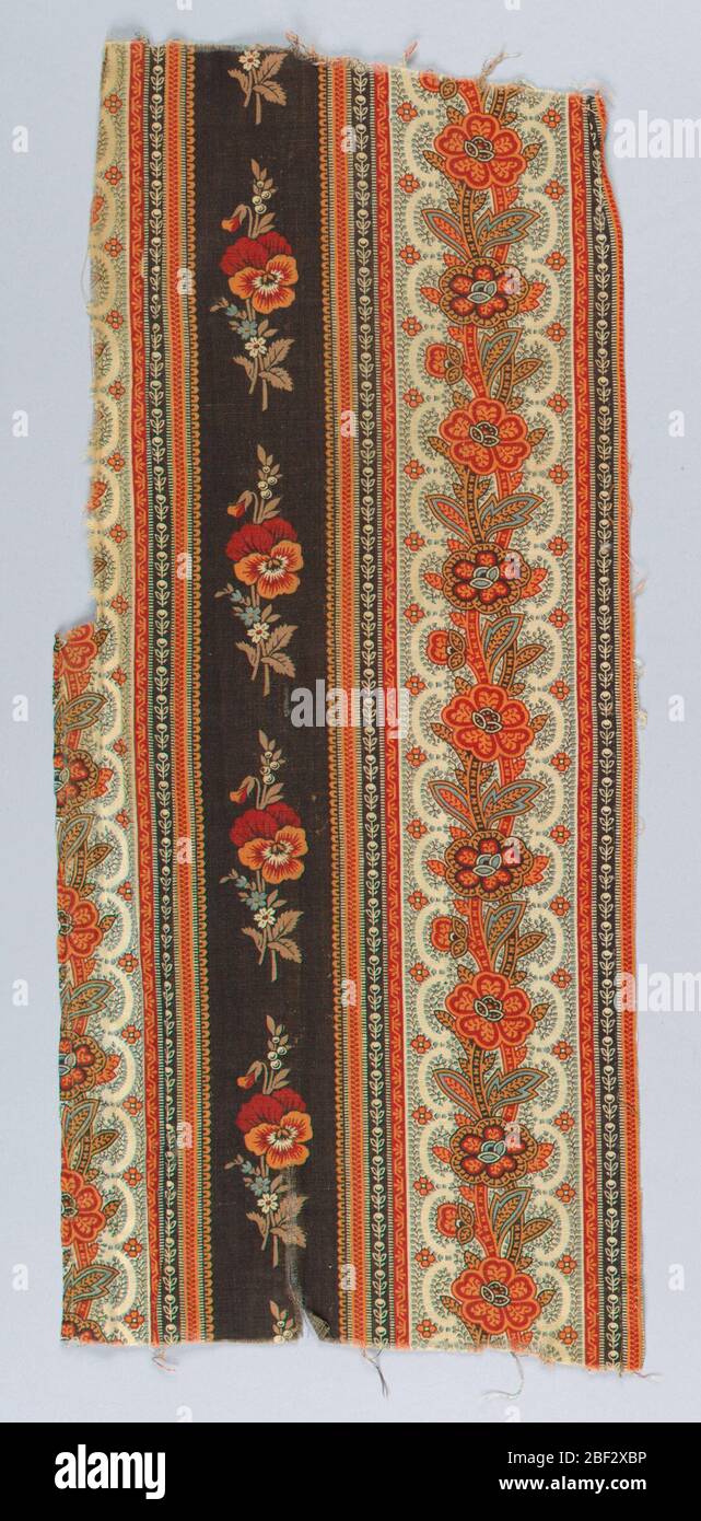 Textile. Deux fragments cousus ensemble. Motif à rayures et motifs floraux rouge, orange, bleu et marron sur fond naturel. Banque D'Images