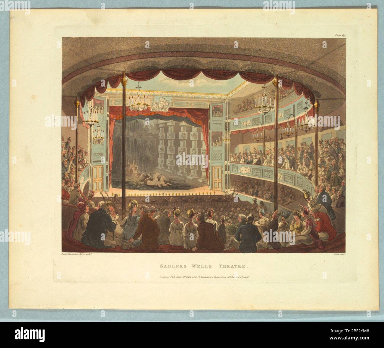 Sadlers Wells Theatre de Ackermanns Repository. Rectangle horizontal. Théâtre vu face à la scène de l'arrière. Balcons et sol rempli de personnes. Neptune dans son char et ses chevaux, dans l'eau, sur scène. Titre, noms d'artistes et d'éditeurs ci-dessous. Banque D'Images