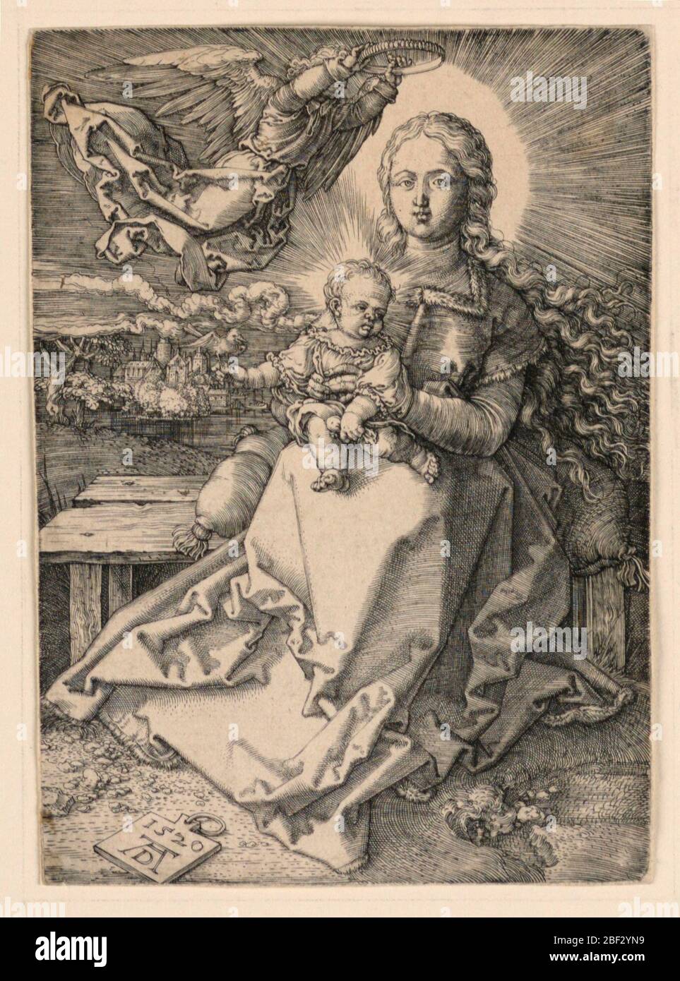 La Vierge couronnée par un Ange. La figure pleine longueur de la Vierge est représentée assis sur un banc, face au spectateur. Elle tient l'enfant avec ses deux mains, le soutenant sur ses genoux. Un oiseau est sur la droite de l'enfant. Banque D'Images