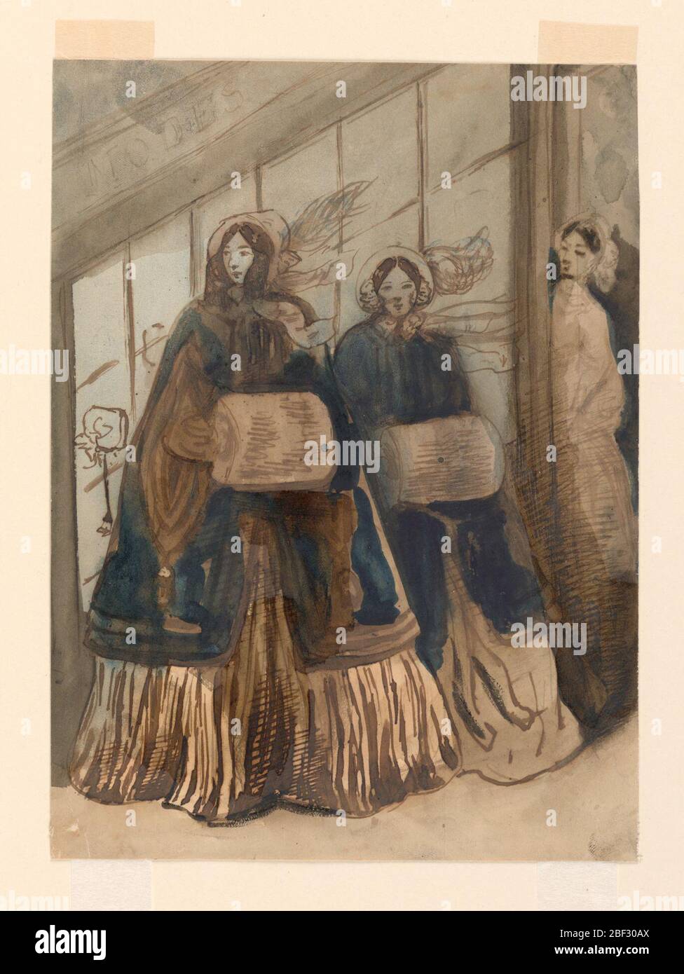 Les nouvelles tendances. Rectangle vertical. Deux femmes habillées à la  mode qui marchaient devant une boutique de chapeaux. Un capot sur un support  chapeau dans la fenêtre de spectacle à gauche. Les