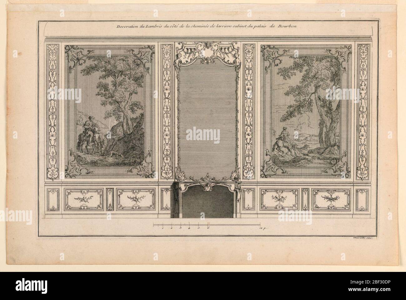 Lambris du Cabinet au Palais Bourbon. Section d'un mur avec une cheminée avec un miroir au centre. Tapisseries (ou peintures) accrochées sur les deux côtés. Revêtement étroit entre, entièrement recouvert de la décoration de défilement. Banque D'Images