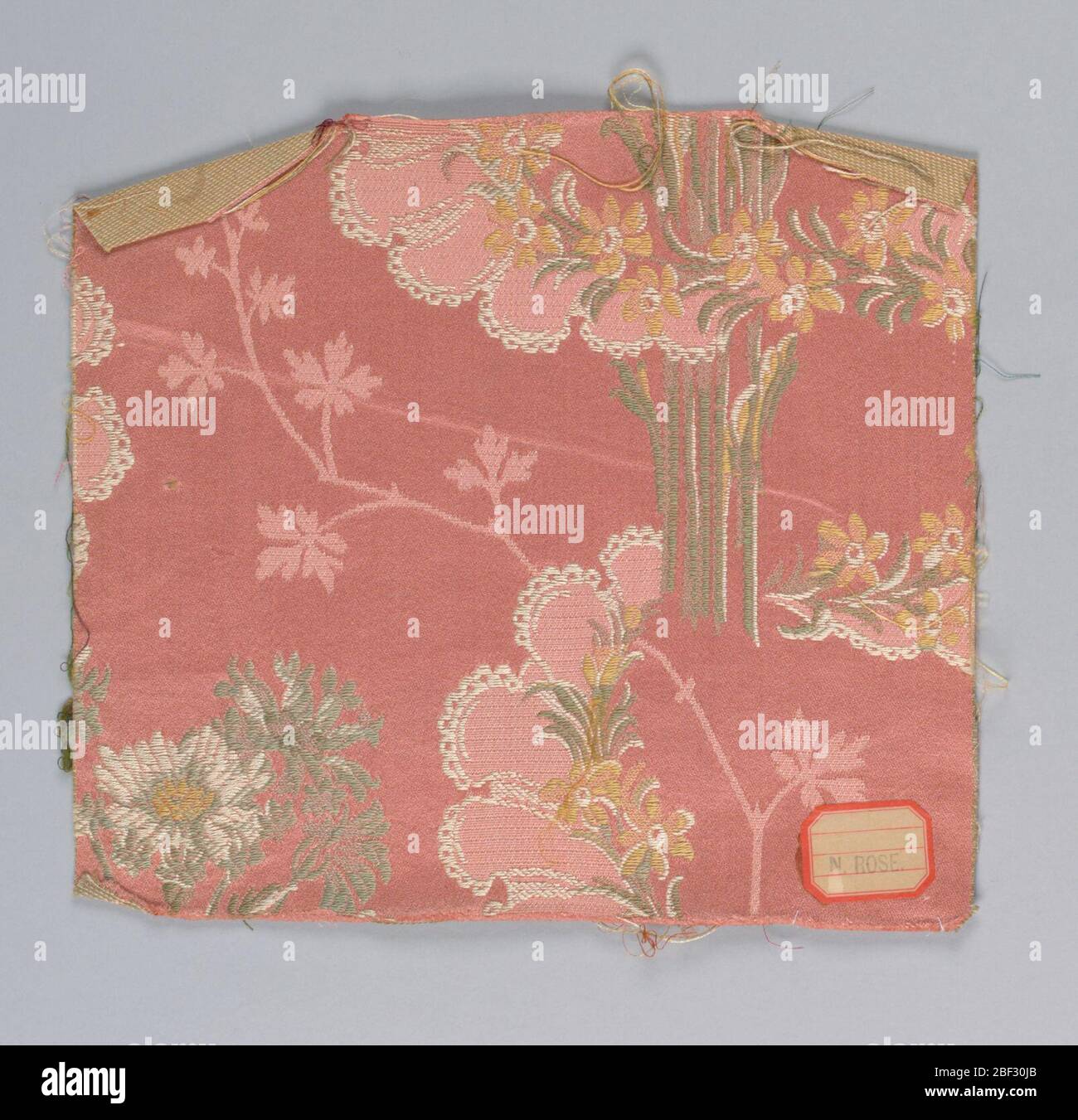 Exemple. Chaîne rose avec trame jaune, blanche et grise à motif fleuri Banque D'Images