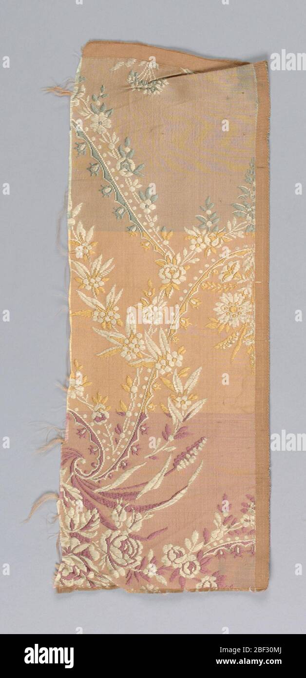 Échantillon. Chaîne marron clair avec trame blanche et bleue, trame de couleur blanche et or et trame de couleur blanc et rose foncé. Banque D'Images