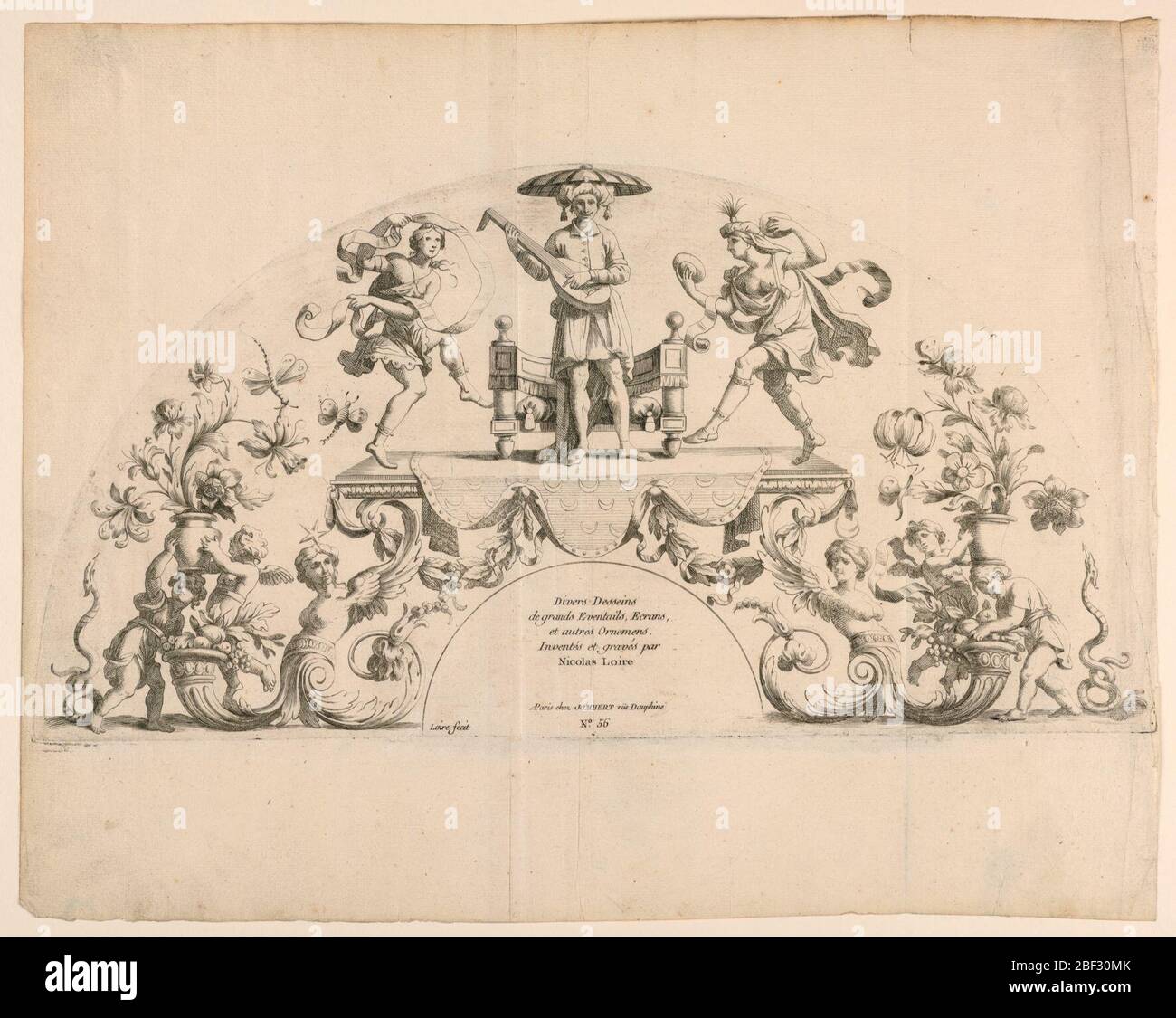 Plaque de titre de Divers Desvins de grands Evenqueues Ecans et autres Ornemens. Deux filles indiennes dansent sur la musique d'un joueur luth, sur une plate-forme qui est soutenue par des demi-figures de harpies. Serpents se hissera aux plantes dans des pots soutenus par des puttos. La signature originale « Loire fafecit » en bas au centre. Banque D'Images