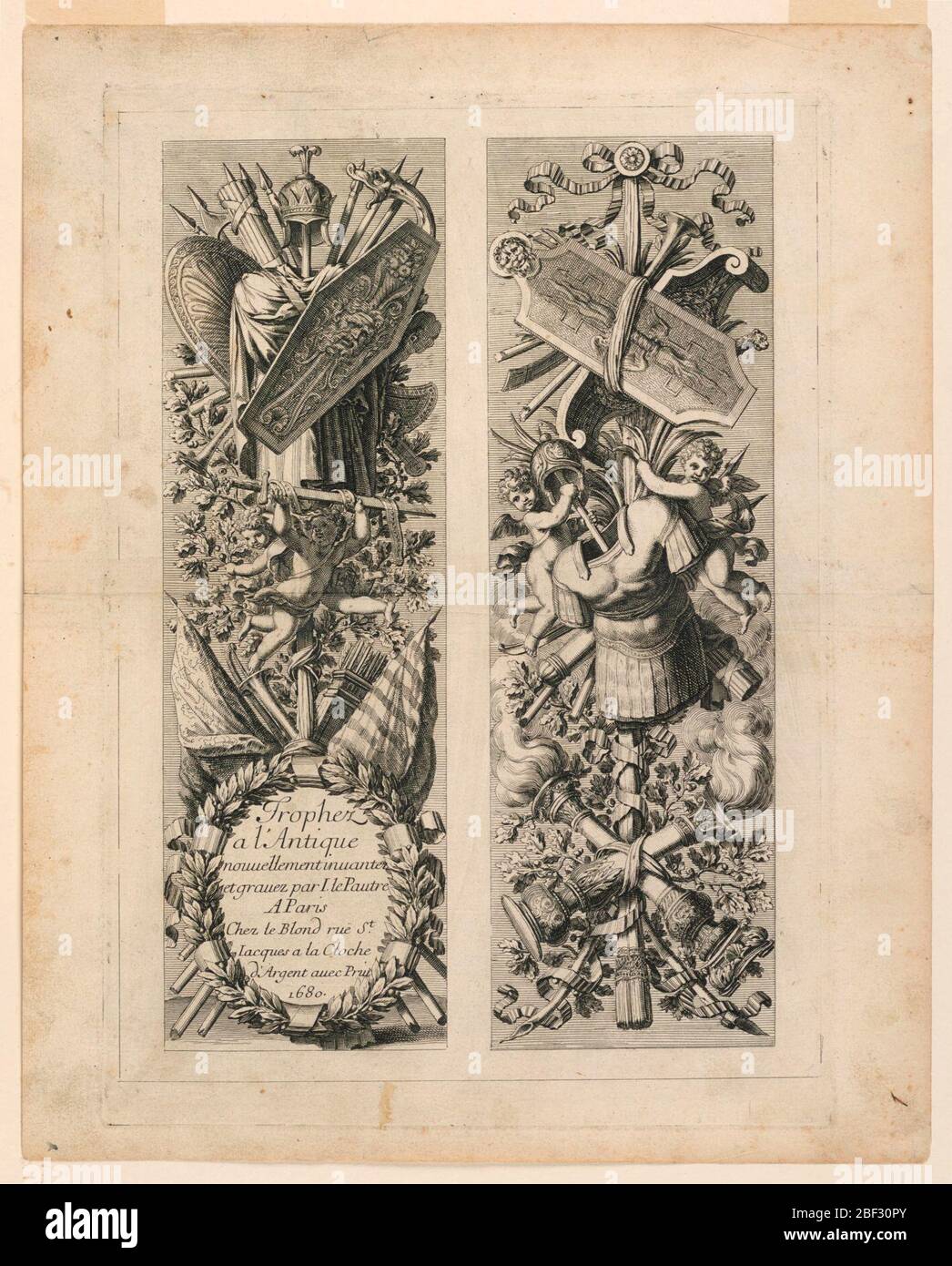 Ensemble de trophées de Trophey a lAntique. Affiche deux conceptions ; ligne frontière. A gauche, avec un panoply et deux putos volantes. Droite : suspendu d'un support. Armes, deux candelabra, deux puttos de vol. Banque D'Images
