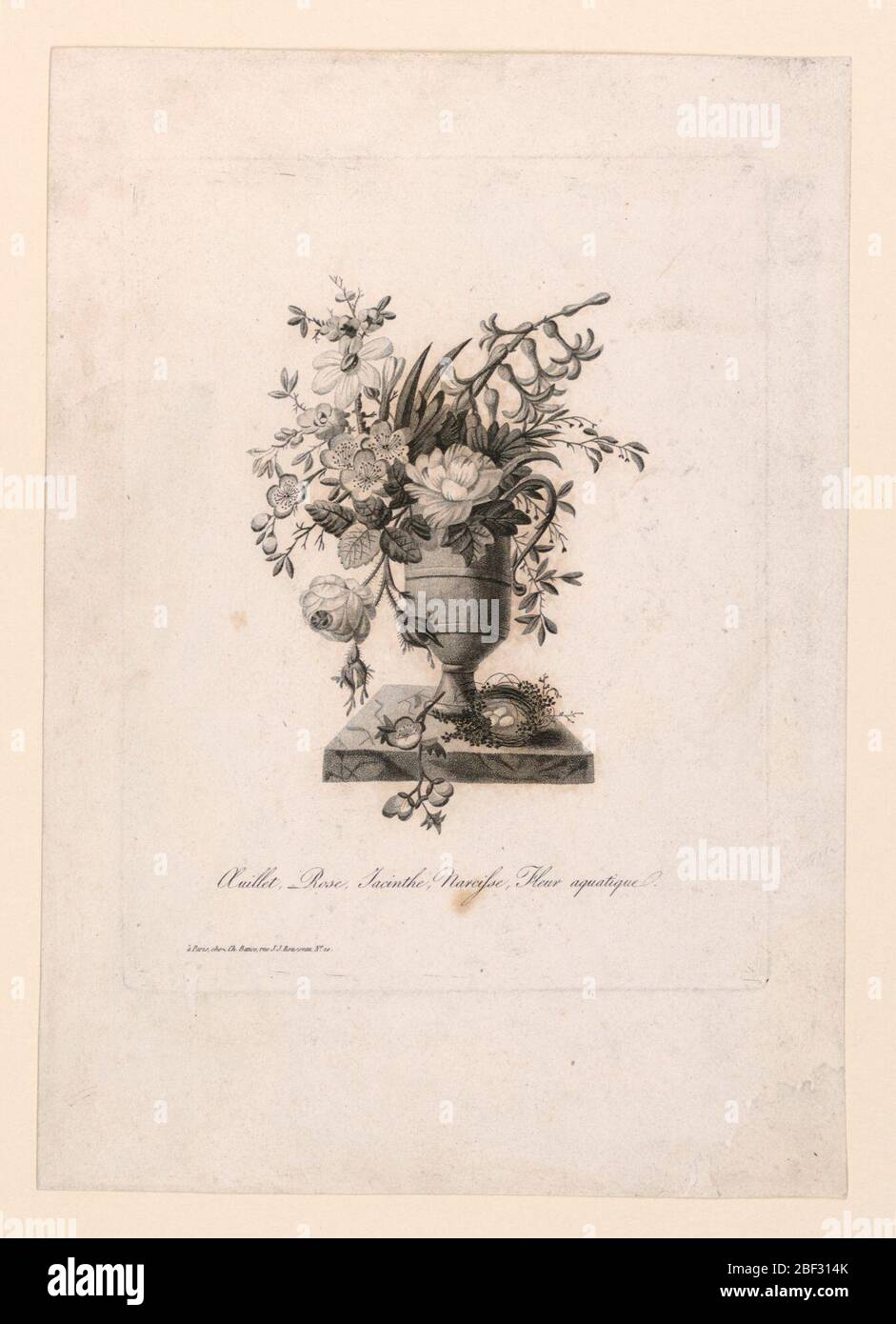 Vase de fleurs. Urne contenant des roses, des hyacinthes et des fleurs aquatiques. Un nid d'oiseau sur la base. Banque D'Images