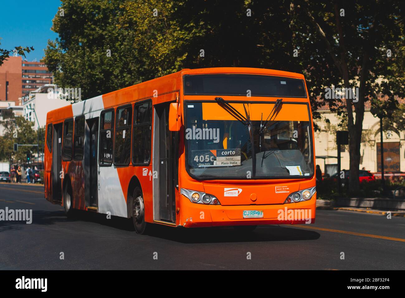 SANTIAGO, CHILI - JANVIER 2020: Un bus Transantiago / RED Movilidad à Providencia Banque D'Images