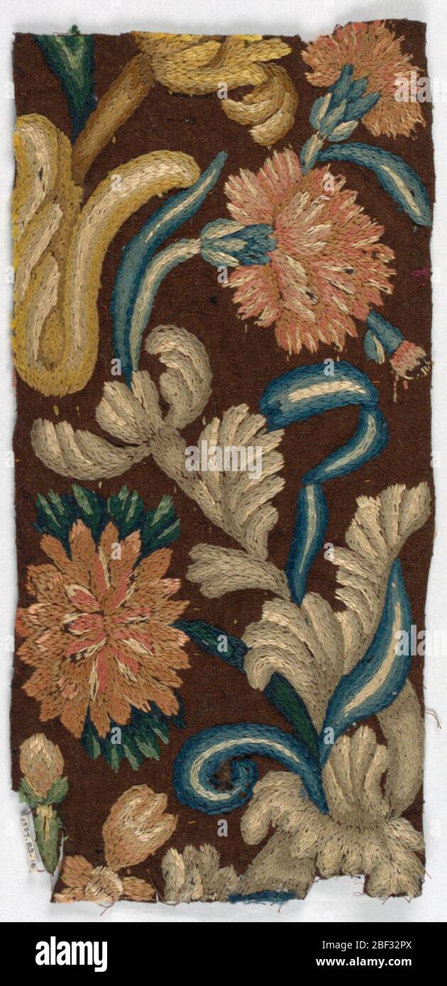 Textile. Tissu brun épais avec motif fleuri en serpentine fragmenté brodé en fils de laine polychrome et coutures fendues. Banque D'Images