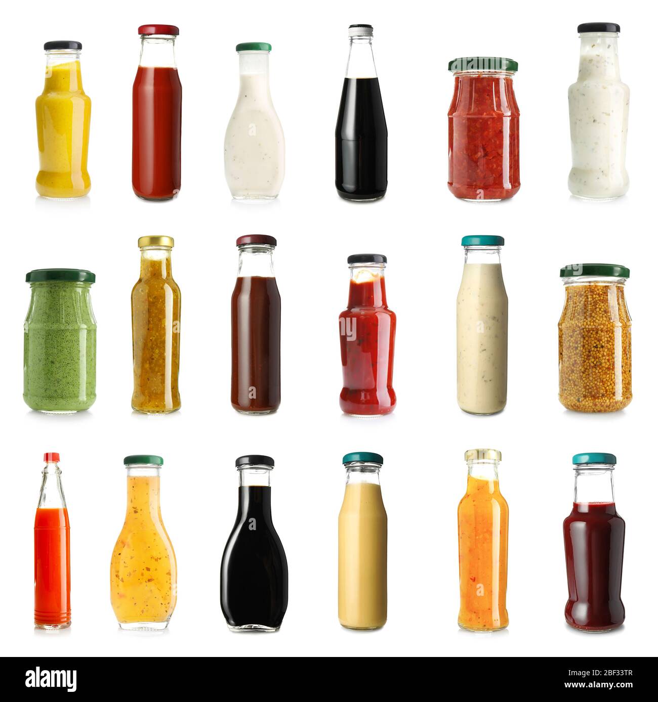 Différentes sauces savoureuses dans des bouteilles et des pots sur fond blanc Banque D'Images
