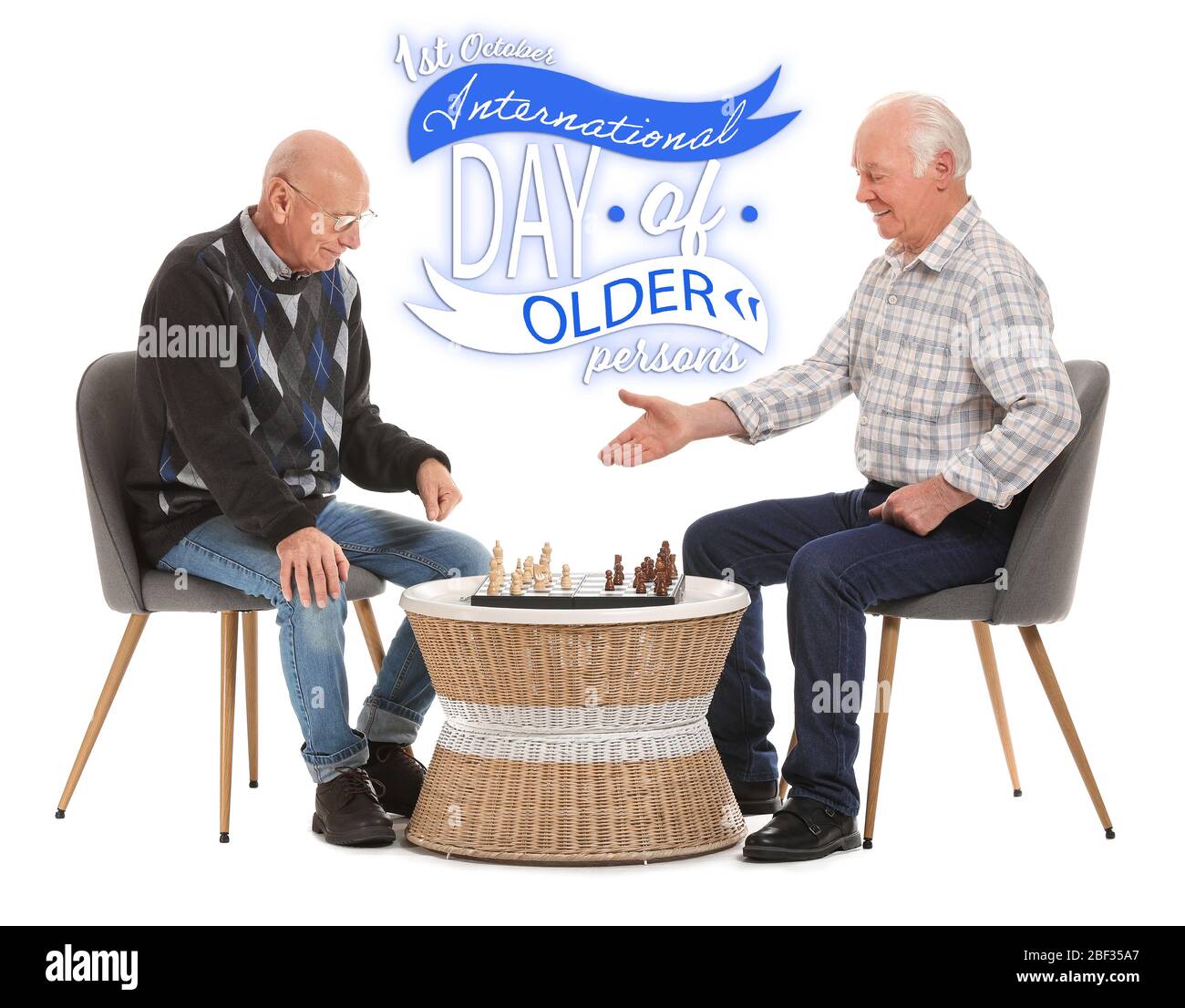 Hommes âgés jouant aux échecs sur fond blanc. Journée internationale des personnes âgées Banque D'Images