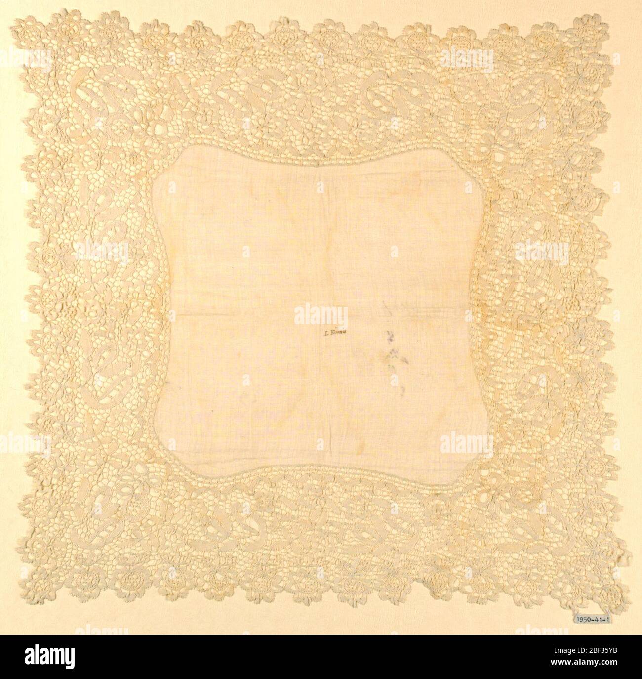 Mouchoir. Mouchoir orné de dentelle belge représentant des motifs Honiton, vaporisateurs floraux reliés par un grand réseau carré. Banque D'Images