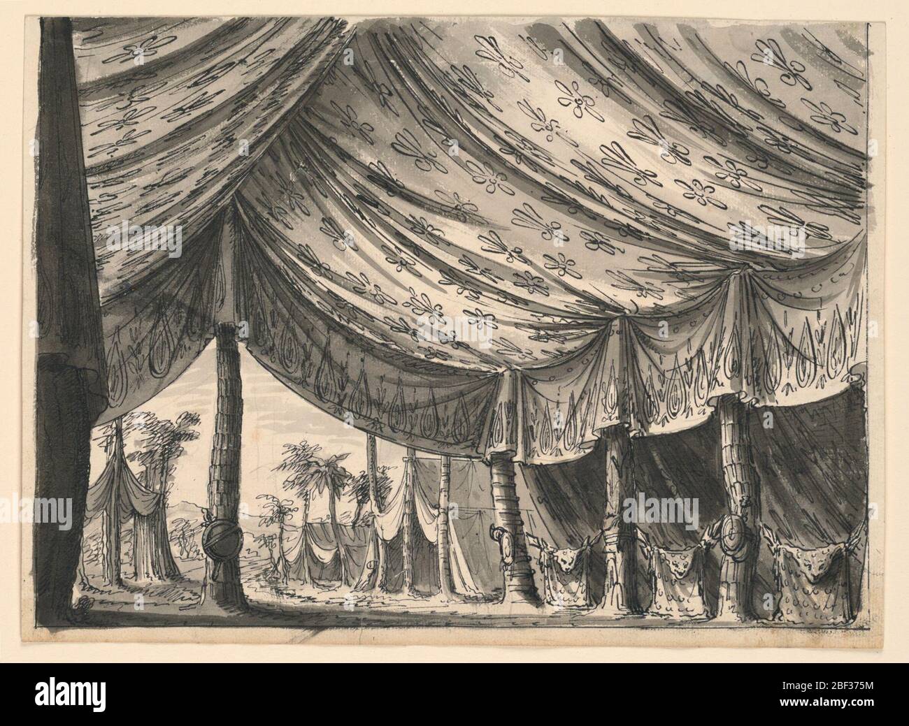 Stage Design tente de Gengis Khan pour le Ballet Genghis Khan par Luigi Henry. Rectangle horizontal. Vue sur la grande tente suspendue par les arbres, le côté étant relié par des halberds croisés sur lesquels une peau de léopard est posée. Tissus décorés de motifs décoratifs. Banque D'Images