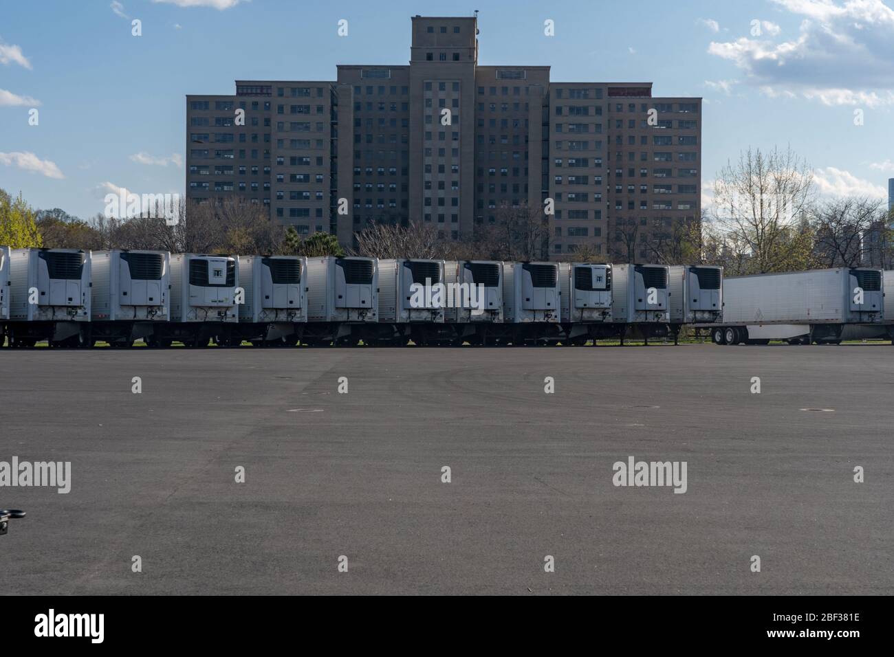 NEW YORK, États-Unis - 15 AVRIL: La photo montre que de nouvelles morgues de conteneurs sont en préparation pour les victimes de coronavirus (COVID-19) qui seront livrées aux hôpitaux le Banque D'Images