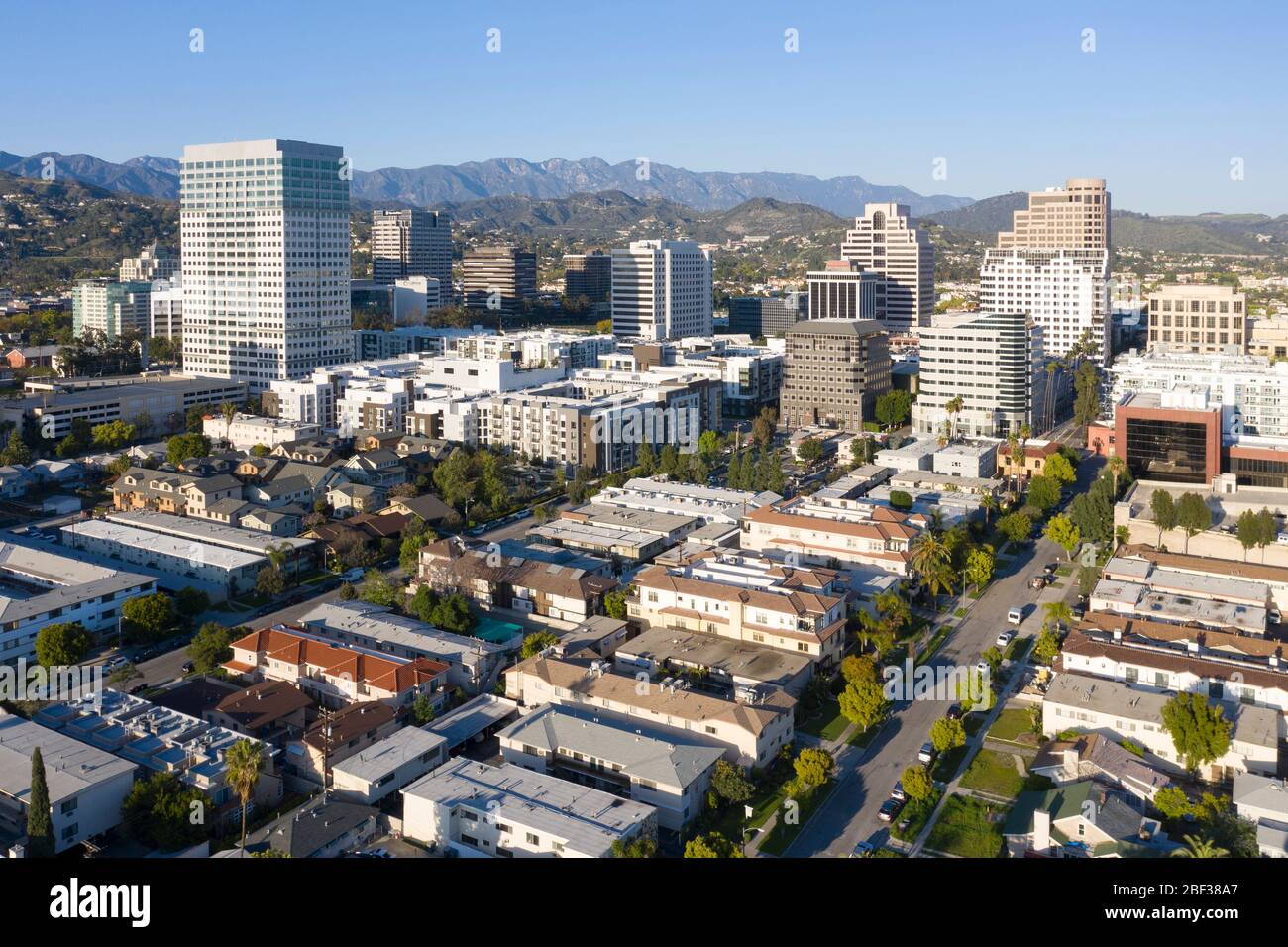 Vue aérienne sur le centre-ville de Glendale, en Californie, par une journée ensoleillée avec les montagnes San Gabriel derrière Banque D'Images