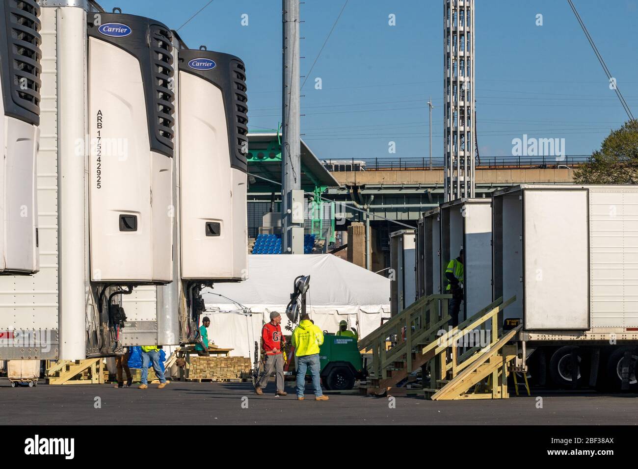NEW YORK, États-Unis - 15 AVRIL: La photo montre que de nouvelles morgues de conteneurs sont en préparation pour les victimes de coronavirus (COVID-19) qui seront livrées aux hôpitaux le Banque D'Images