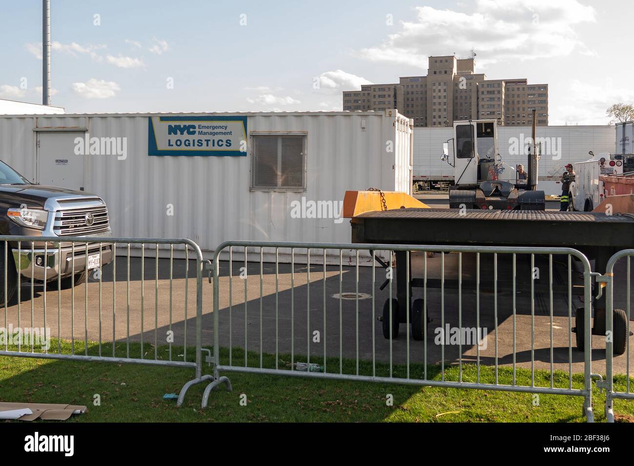 NEW YORK, États-Unis - 15 AVRIL: La photo montre que de nouvelles morgues de conteneurs sont en préparation pour les victimes de coronavirus (COVID-19) qui seront livrées aux hôpitaux dans Banque D'Images