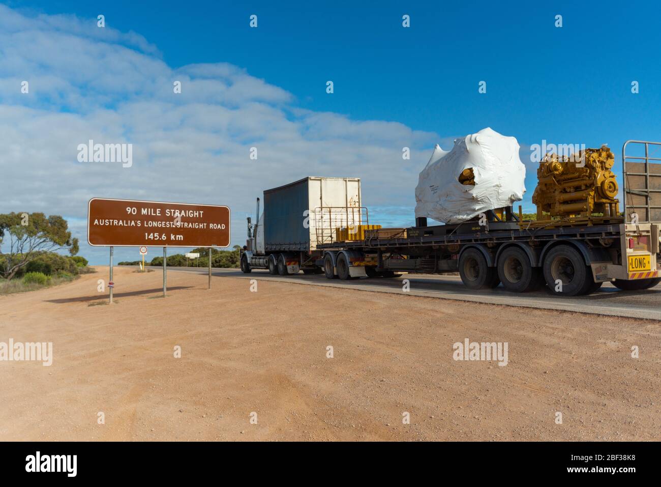 Panneau montrant la plus longue route droite d'Australias, Nullarbor Plain, Australie méridionale. Banque D'Images