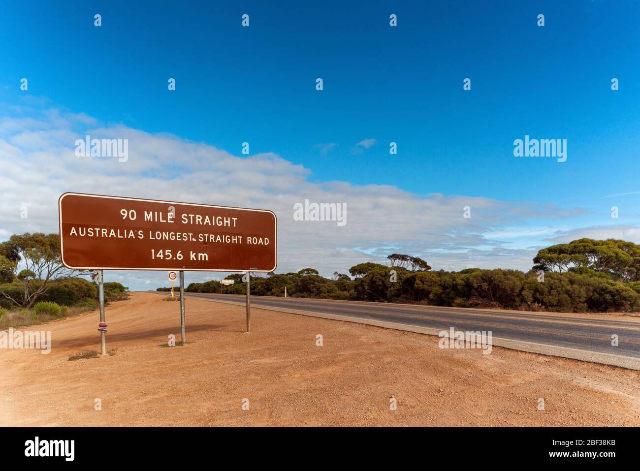 Panneau montrant la plus longue route droite d'Australias, Nullarbor Plain, Australie méridionale. Banque D'Images