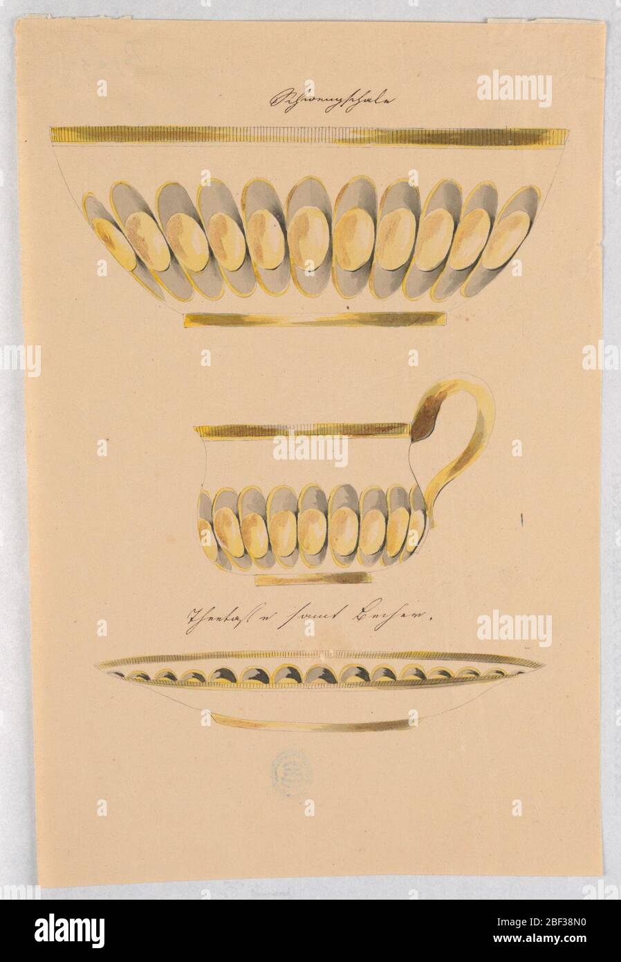 Motifs pour tasse à bol et soucoupe. Motifs pour des parties d'un service de thé, y compris un bol, une tasse et une soucoupe. Probablement fait de verre coupé, opale, et hyalite. La poignée est illustrée à droite. Les décorations se composent principalement d'une rangée de trous ovoidiens gris avec des perles d'or à l'intérieur, autour des corps. Banque D'Images