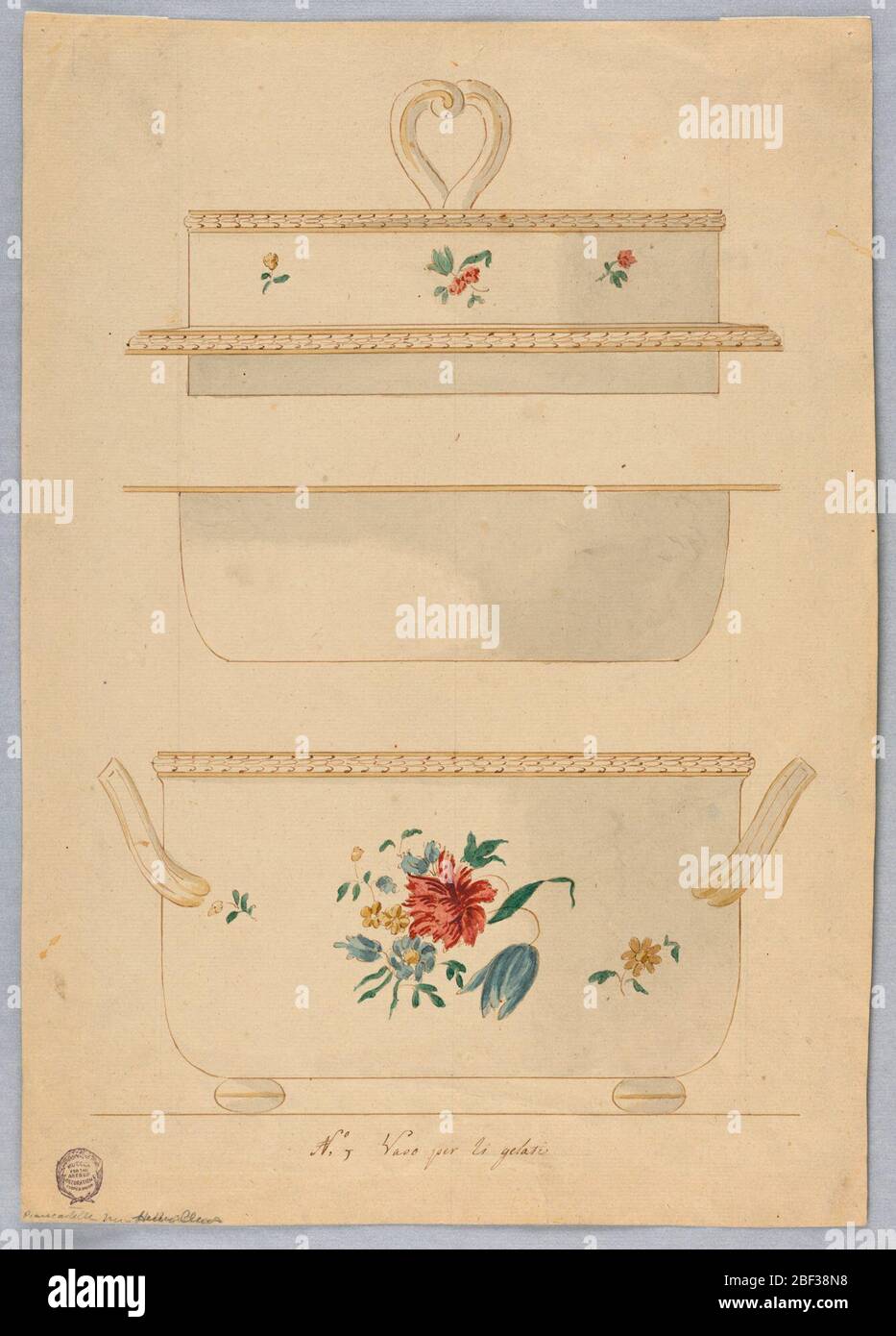 Un plat couvert pour la glace de porcelaine. Composition verticale avec trois parties d'un plat à glace en porcelaine. Sur le fond, le bol est illustré en profil avec des décorations florales, deux poignées sur le côté et des boutons sur le socle. La section centrale montre la partie du bol où la glace est mise. Banque D'Images