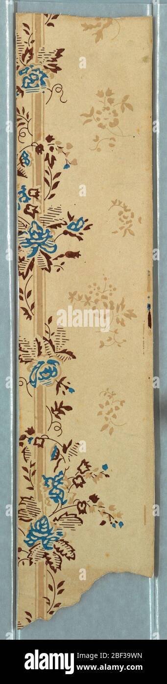 Flanc. Bande verticale à partir du bord du papier imprimé machine, avec des fleurs et des vignes scindées autour d'une bande, et des arabesques fleuries éparpillées. Banque D'Images