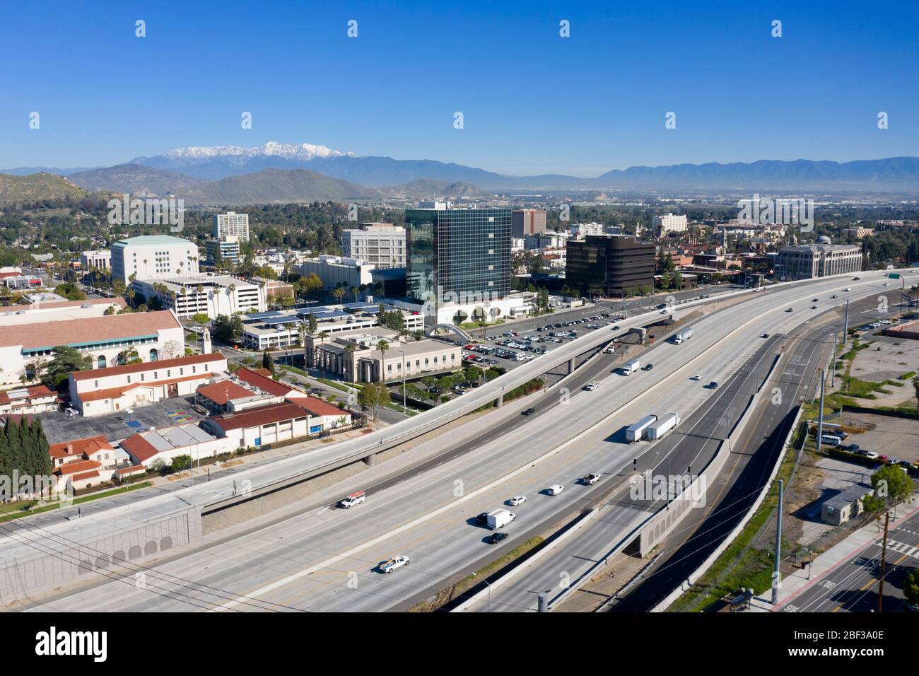 Au-dessus de Riverside vue aérienne du centre-ville avec 91 autoroutes en vue Banque D'Images