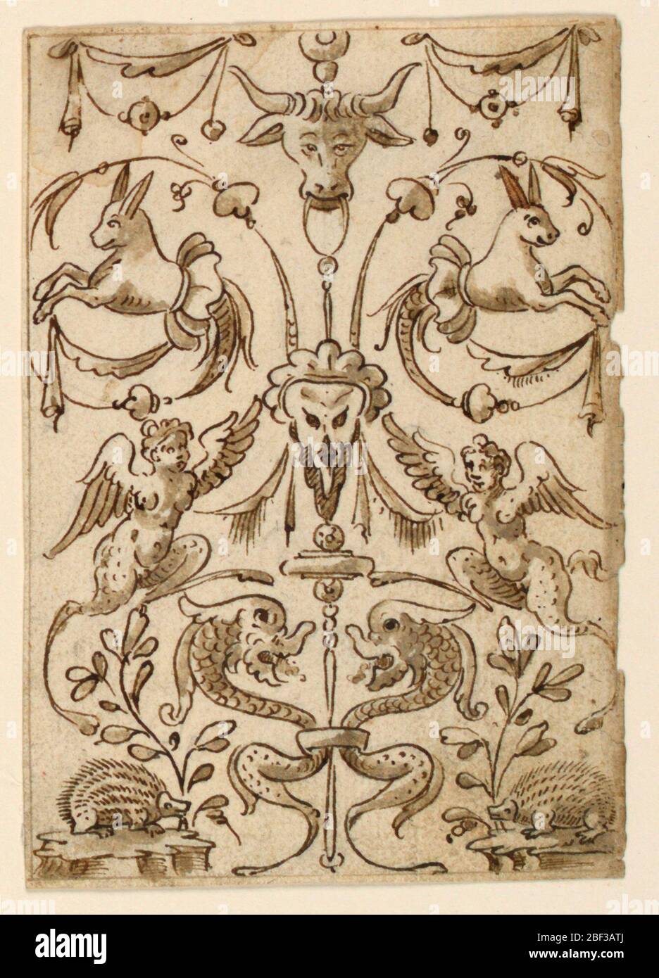 Panneau grotesque. Rectangle vertical, schéma symétrique. Un candélabre est au milieu, composé d'une tête en boeuf portant un masque de crâne au centre. Ci-dessous se trouve un personnel, auquel deux dauphins sont attachés. Les festons pendent latéralement au-dessus. Banque D'Images