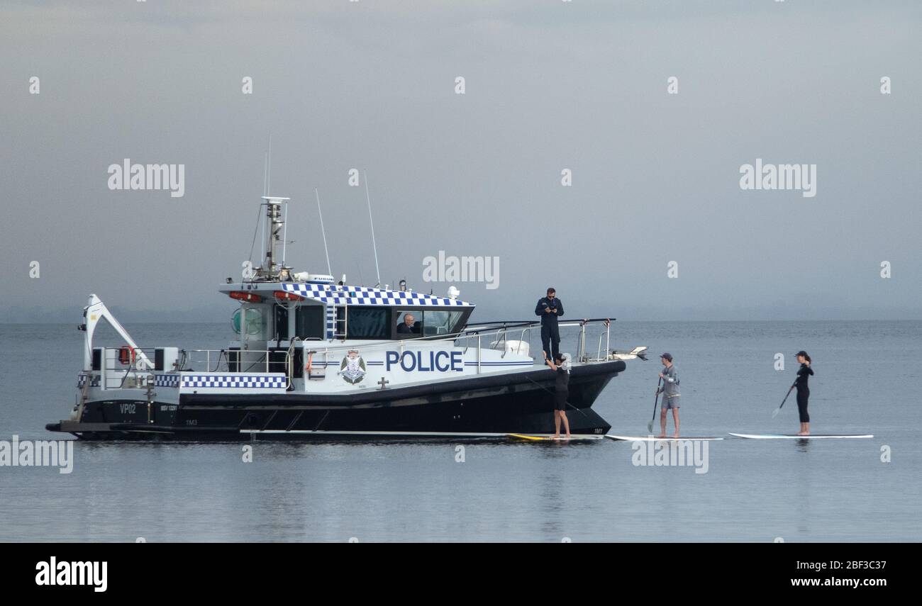 Covid-19, coronavirus, crise pandémique à Melbourne Australie 2020. La police a posé des questions aux membres du conseil d'administration pendant le verrouillage de Port Phillip Bay. Banque D'Images