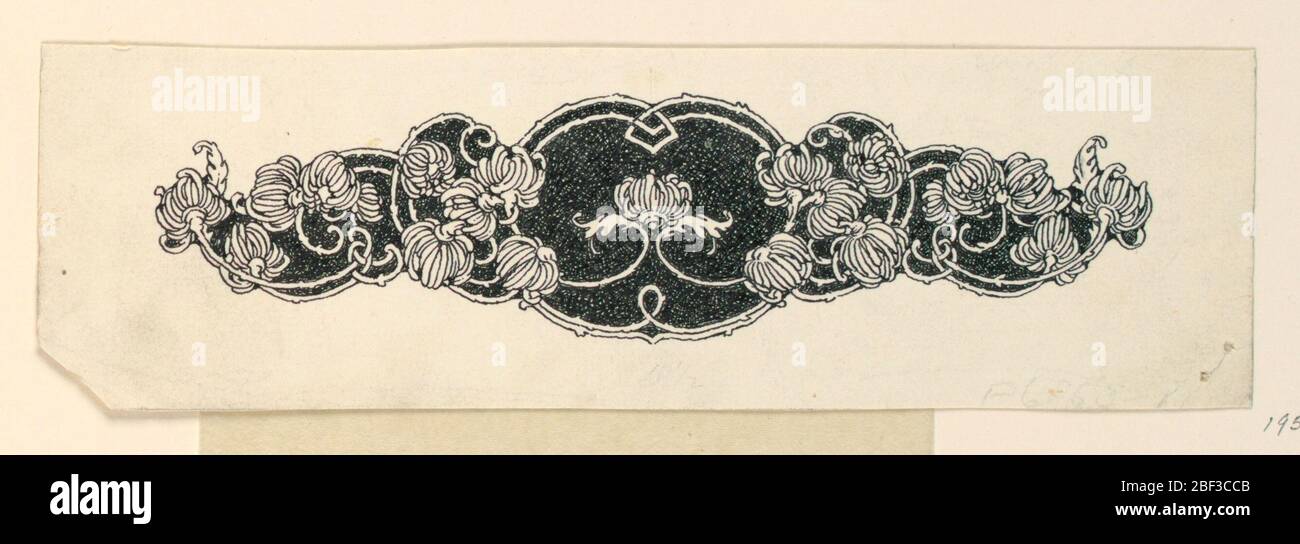 Pièce arrière. Conception symétrique composée de tiges et de fleurs entrelacées. Affiché sur un fond noir et blanc. Banque D'Images