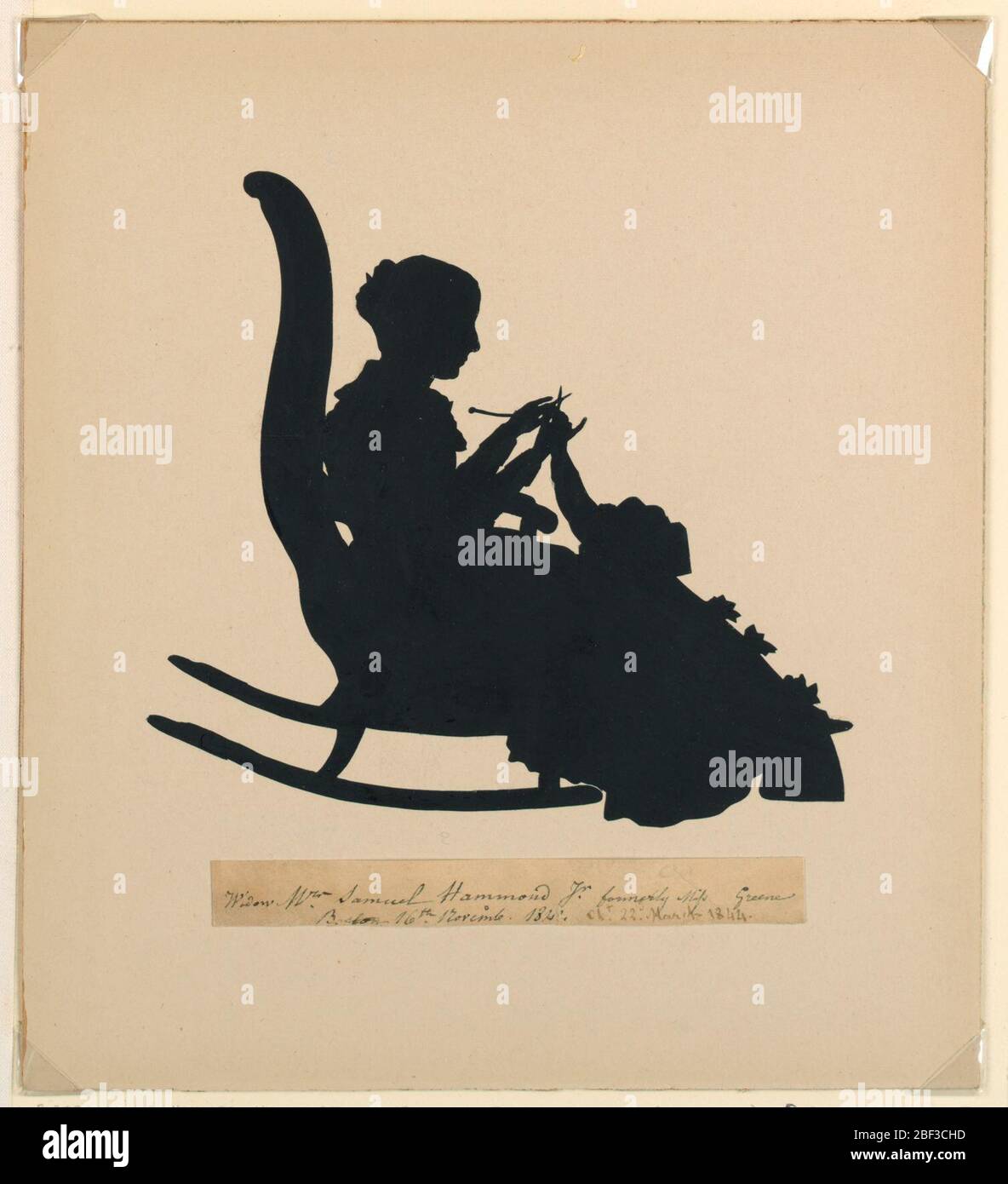 Portrait en silhouette. Assis pleine-longueur figure, face à droite, d'une femme dans une chaise à bascule, tricotage. Banque D'Images