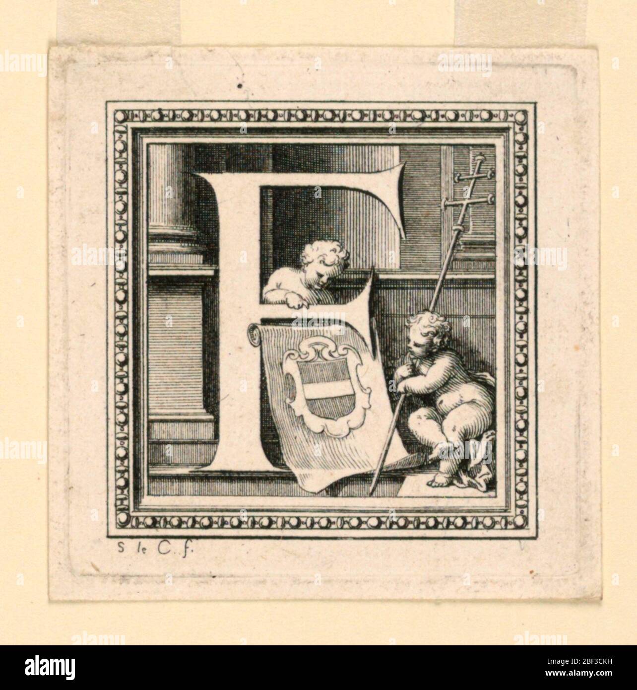 Lettre F pour Baluzes Histoire gnrale de la Maison Dauvergne. Lettre F avec un manteau d'armes, une fesse, et deux putti, dont l'un porte la croix d'un archevêque. Banque D'Images