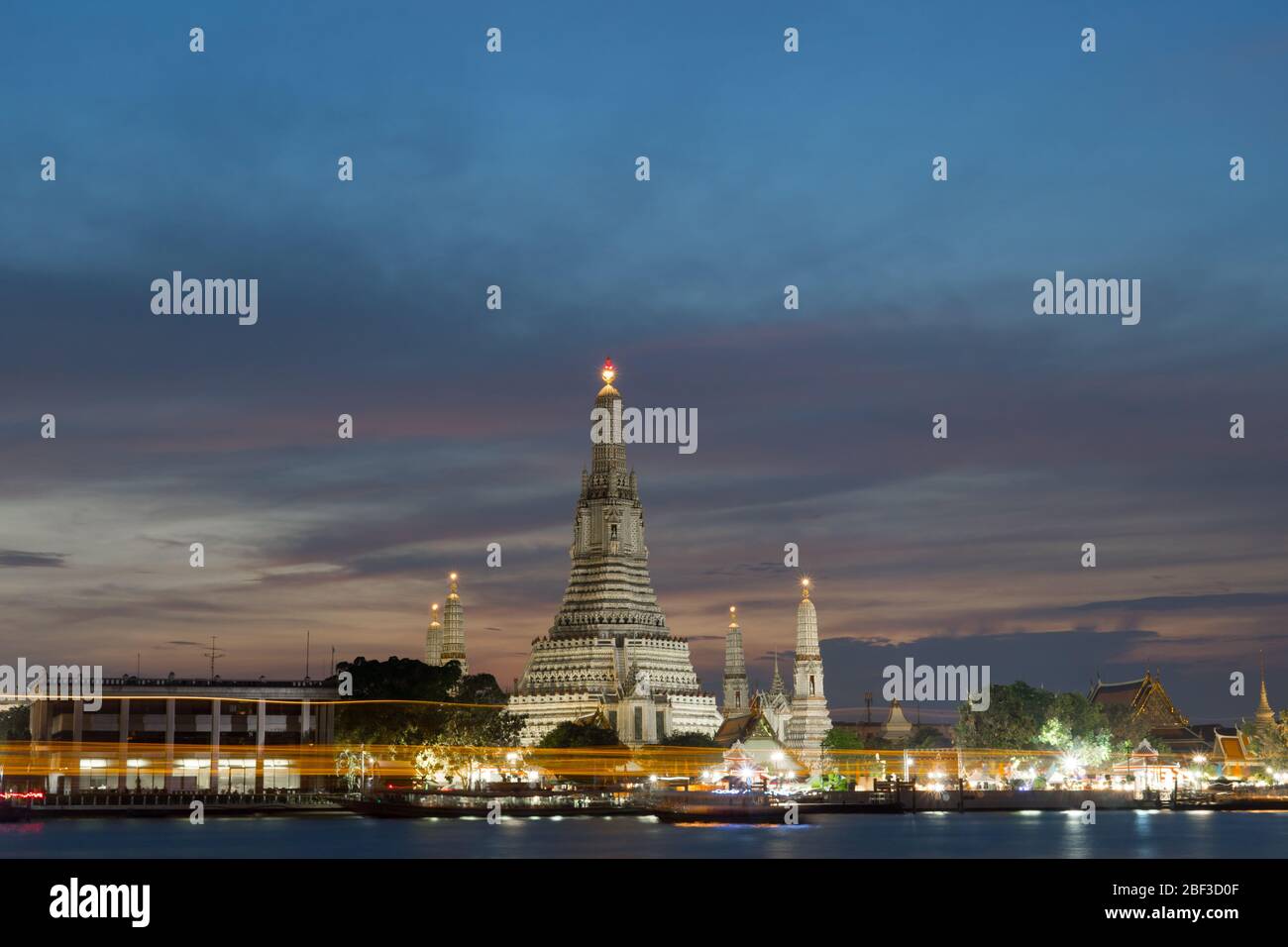 Wat Arun au coucher du soleil, Bangkok, Thaïlande Banque D'Images