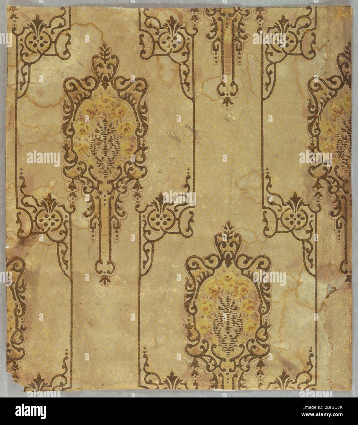 Flanc. Deux largeurs de papier jointes imprimées avec un motif répétitif de défilement, imprimées en trois tons de marron. Banque D'Images