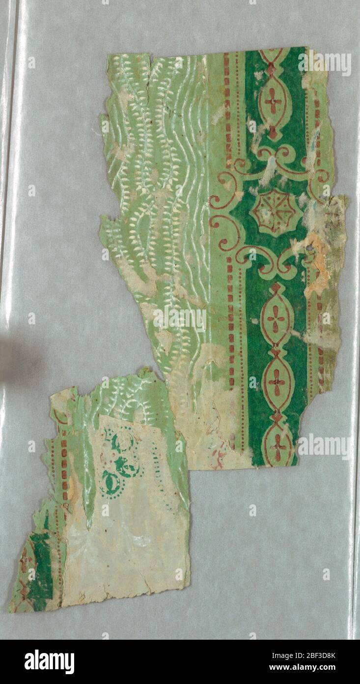 Les côtés a et b sont réunis. A): Contours (incomplets) d'un médaillon possible, et points de pin, en vert. Traces de défilement blanc; b): Une bande verticale de vert foncé avec des médaillons à un côté dont des herbes blanches ondulées. Banque D'Images