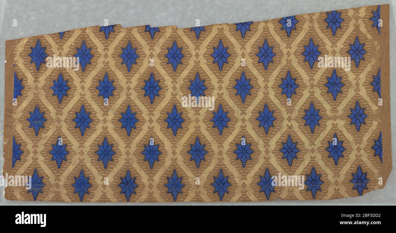 Flanc. Papier pleine longueur avec motif couches en forme de losange. Cadre crème représentant huit chiffres bleus pointés, en noir. Imprimé en bleu, blanc et noir sur du papier non mis à la terre. Banque D'Images