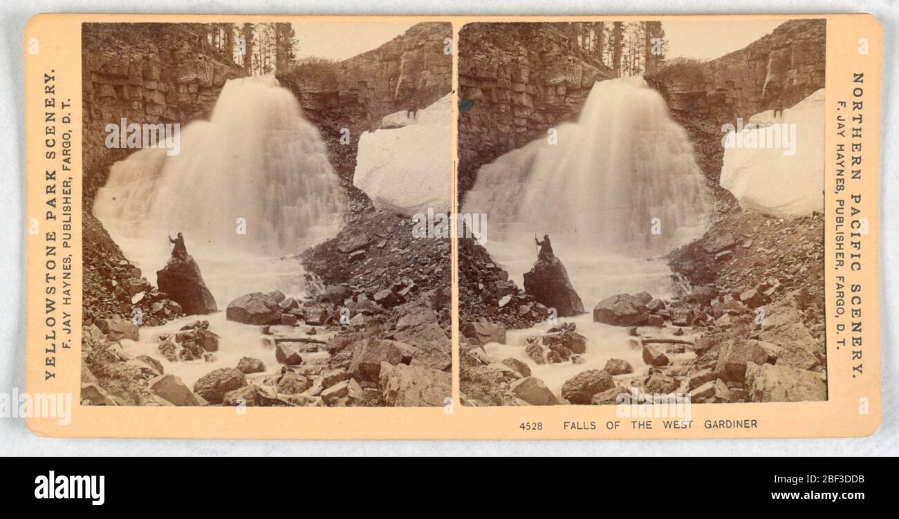 ThirtySix a choisi Haynes vues stéréoscopiques du parc national de Yellowstone. Carton laminé en papier rouge avec partie supérieure amovible, avec texte noir imprimé sur papier brun à l'avant, à l'arrière et au dessus. Offre 36 vues panoramiques (reproductions argentées d'albumen) sur les vues panoramiques majeures du parc Yellowstone monté sur carton crème. Banque D'Images