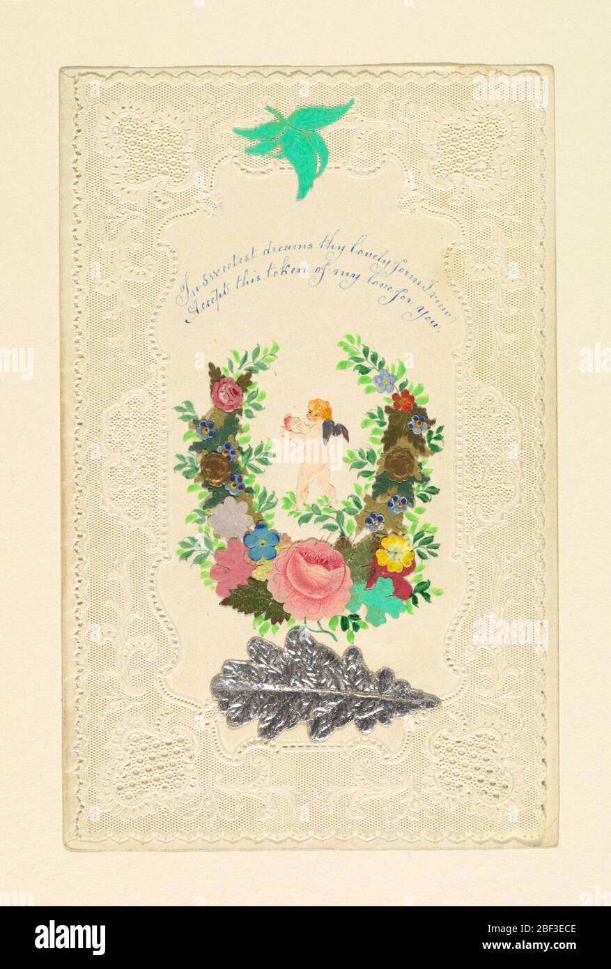 Saint Valentin. Dans un cadre en papier gaufré avec des décorations florales stylisées, se trouve une couronne fleurie en papier découpé coloré et des ajouts de peinture, avec un cupide qui tient un coeur. Banque D'Images