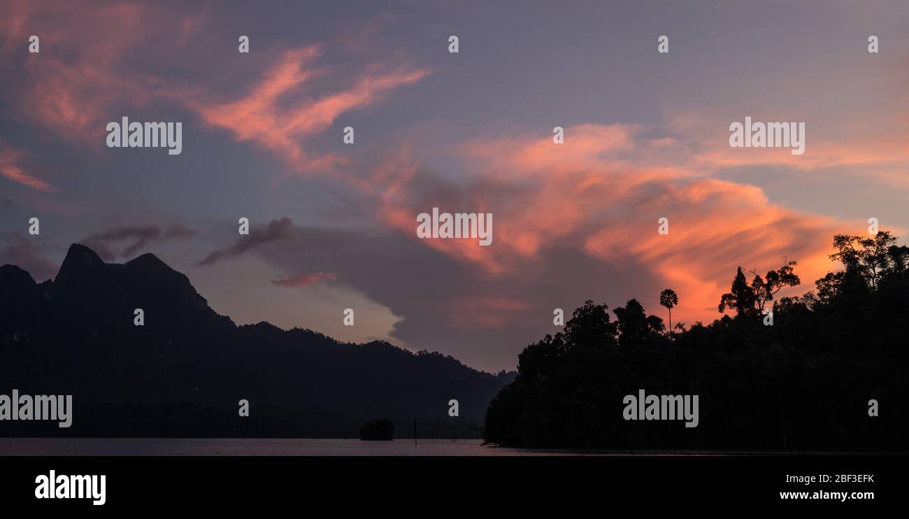 Cheow LAN Lake, parc national de Khao Sok, Thaïlande Banque D'Images