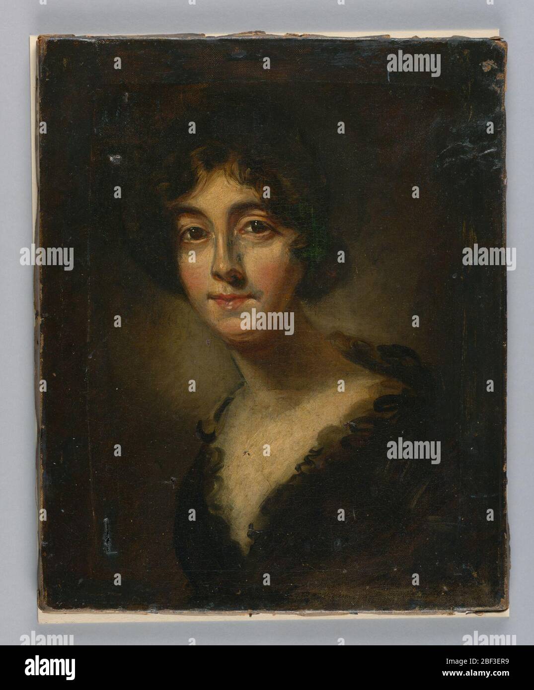 Portrait d'une jeune femme. Portrait de la longueur de la buste d'une jeune femme, le corps tourné vers la gauche de l'observateur, tête face à l'avant. La femme est non identifiée. Banque D'Images