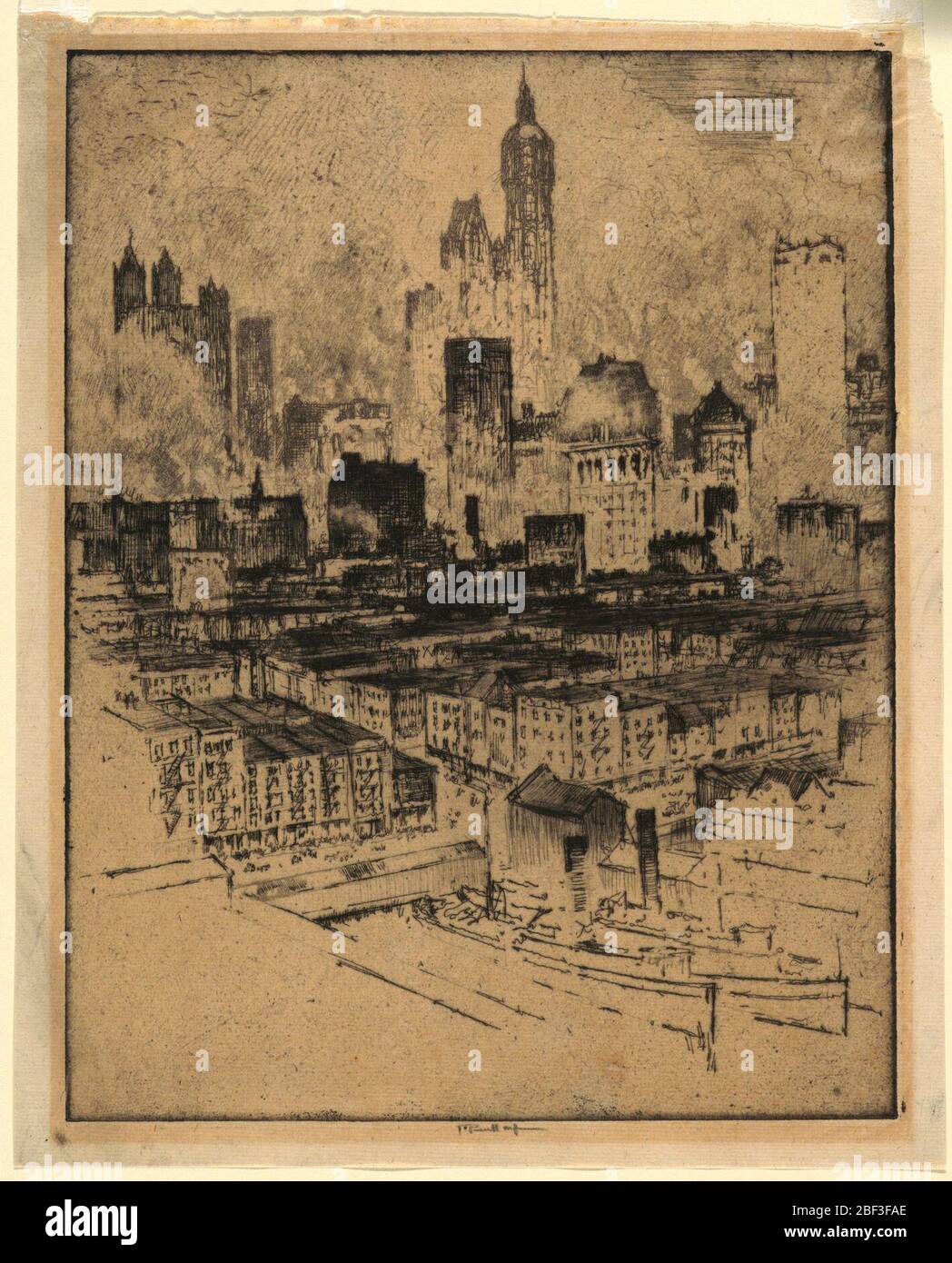 New York depuis Brooklyn Bridge. Les bâtiments de Manhattan sont vus dans la lumière de l'après-midi, et sont partiellement obscurcis par la fumée. Artisanat de rivière au premier plan. Banque D'Images